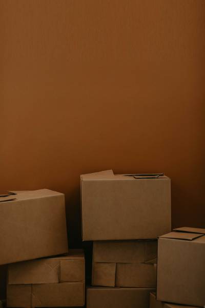 Cartons de déménagement empilés, prêts pour votre transition en douceur